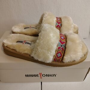 Minnetonka Women's Cream Fur Slippers